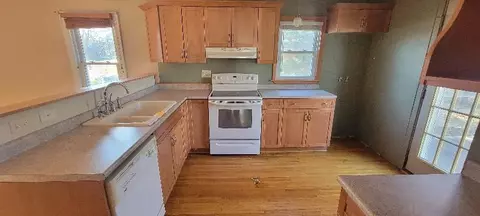 705 N 4th St, Marshall, MN 56258 photo 2