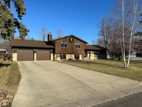 721 Moon Cir, Worthington, MN 56187