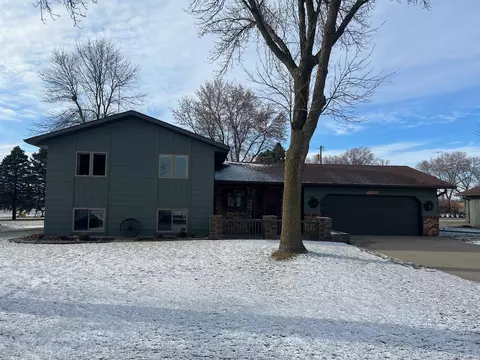 541 Western Ave N, Watkins, MN 55389