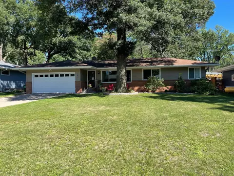 2792 Farrington St, Roseville, MN 55113