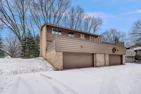 95 Walden St, Burnsville, MN 55337