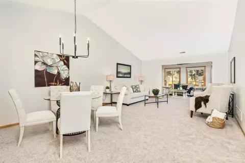 8952 Thomas Dr, Woodbury, MN 55125
