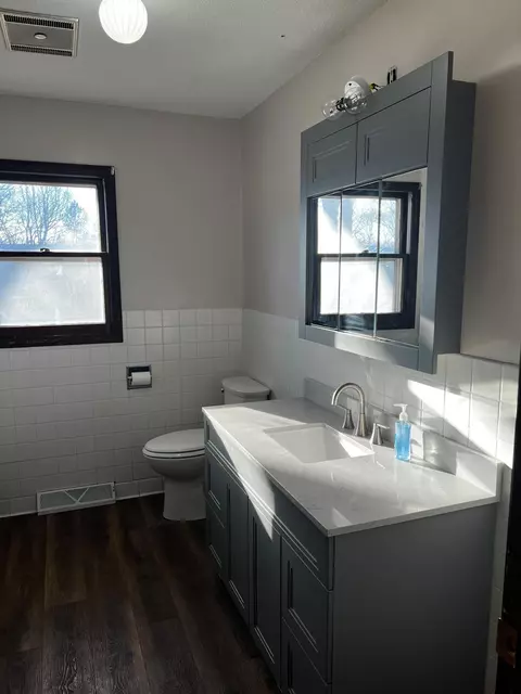 Bath - 1129 4th St, Dawson, MN 56232 photo 3 of 8