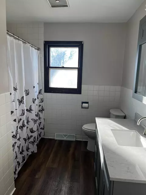 Bath - 1129 4th St, Dawson, MN 56232 photo 5 of 8