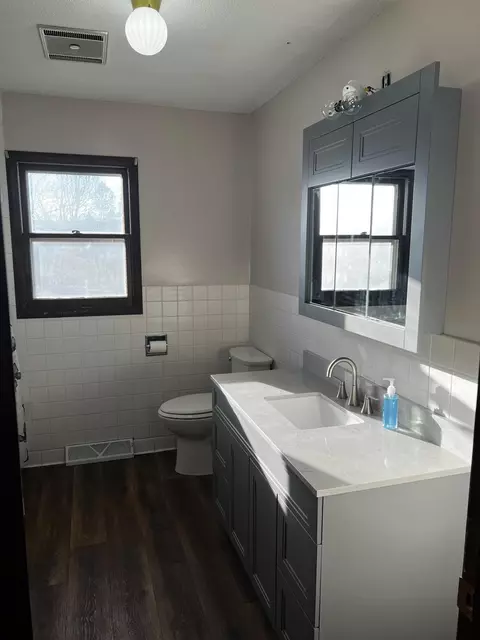 Bath - 1129 4th St, Dawson, MN 56232 photo 4 of 8