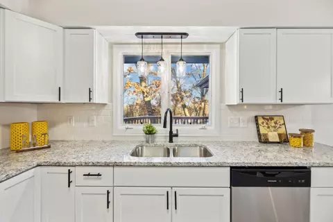 242 Cimarron Rd, Apple Valley, MN 55124