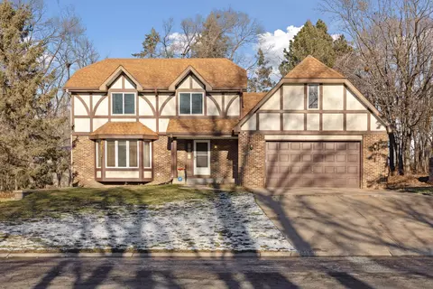 213 Grandview Ave W, Roseville, MN 55113