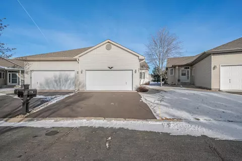 745 Regent Dr, Shakopee, MN 55379