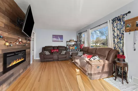 1959 Memory Ln, North Saint Paul, MN 55109