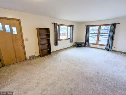 611 Park Ave E, Olivia, MN 56277 photo 4