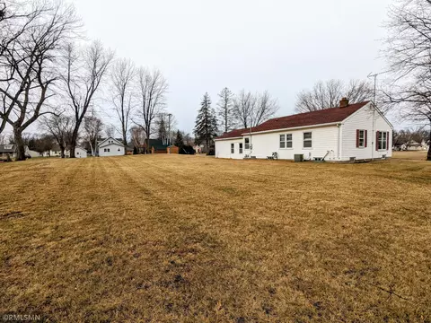 611 Park Ave E, Olivia, MN 56277 photo 2