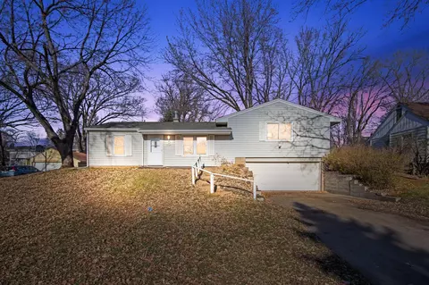 1065 Grandview Ave W, Roseville, MN 55113