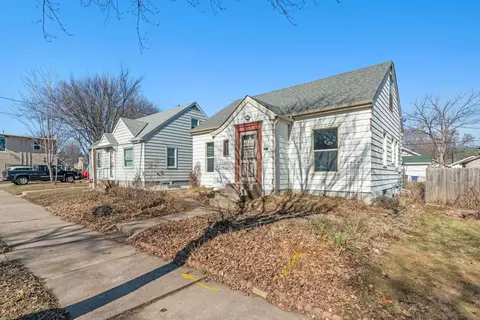 657 Cottage Ave E, Saint Paul, MN 55106