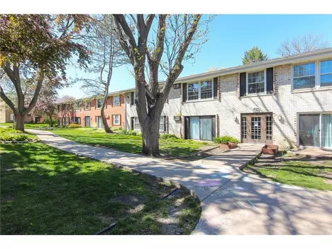 1008 Westbrooke Way #7, Hopkins, MN 55343