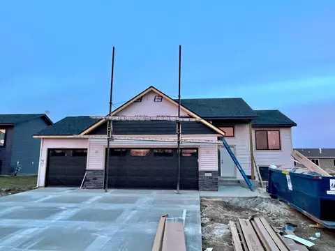 416 Skogen Dr, Kenyon, MN 55946