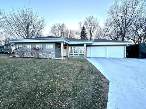 900 Fairview Lane Ln, Windom, MN 56101