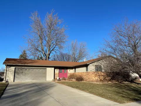 1126 Maplewood Dr, Worthington, MN 56187