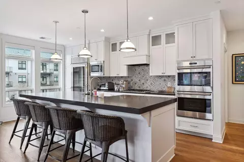 875 Lake St N #321, Wayzata, MN 55391