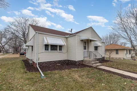 290 S Cordova Ave, Le Center, MN 56057