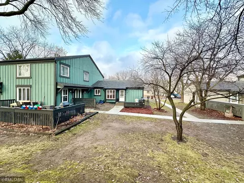 4818 Grenwich Way N, Oakdale, MN 55128