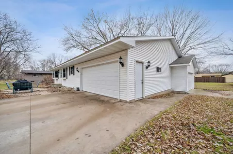 911 Lincoln Ln, Hudson, WI 54016 photo 2