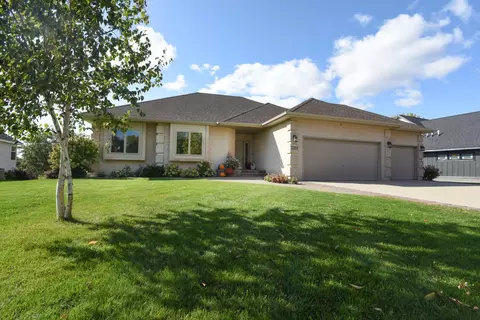 3201 Eagle Ridge Dr E, Willmar, MN 56201