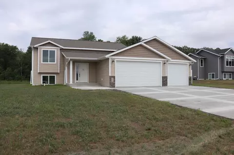 1042 Village Ln, Detroit Lakes, MN 56501