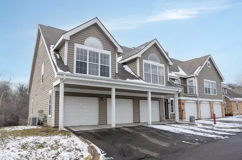 6030 Chasewood Pkwy #204, Minnetonka, MN 55343