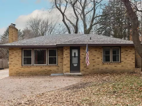 2237 Lexington Ave N, Roseville, MN 55113