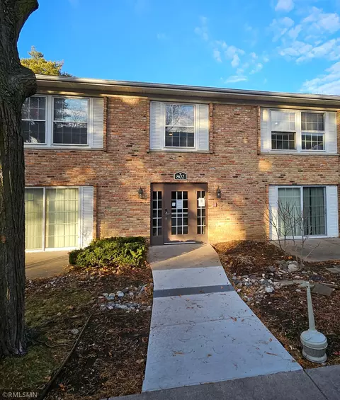 802 Old Settlers Trl #7, Hopkins, MN 55343
