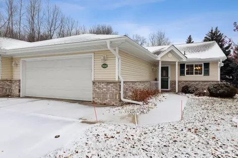 930 Woodland Dr, Mahtomedi, MN 55115