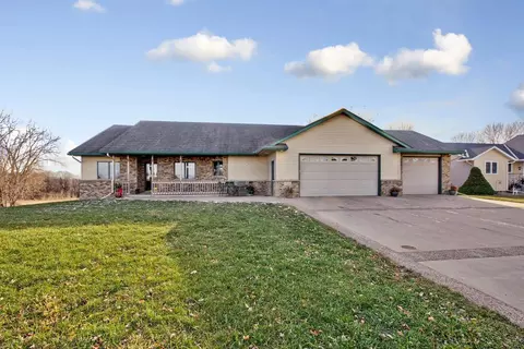 425 Horizon Dr, Le Center, MN 56057