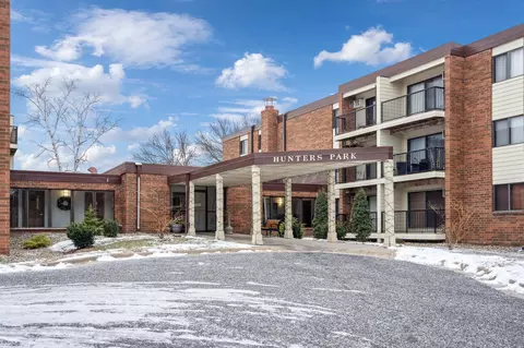 4 Pine Tree Dr #332, Arden Hills, MN 55112