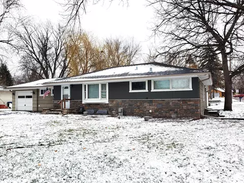 1244 Sandhurst Dr W, Roseville, MN 55113