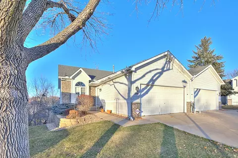 874 Kimberly Ln, Chanhassen, MN 55317