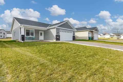 1364 Southfork Dr SE, Hutchinson, MN 55350