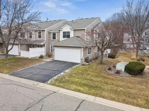 2825 Coach Pl, Chanhassen, MN 55317