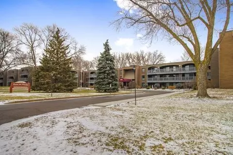 2800 Hamline Ave N #240, Roseville, MN 55113