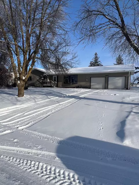 1813 Robin Hood Dr, Thief River Falls, MN 56701