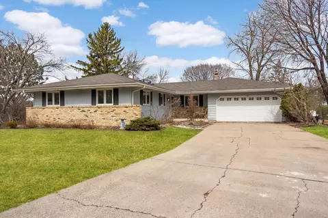 1914 Sioux Ct, Burnsville, MN 55337