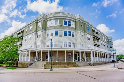 114200 Hundertmark Rd #401, Chaska, MN 55318