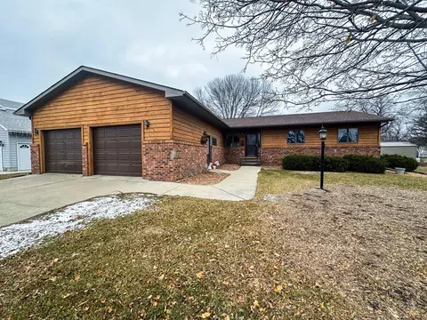 907 N Nicollet St, Winthrop, MN 55396