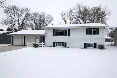 954 Merrill St SW, Hutchinson, MN 55350