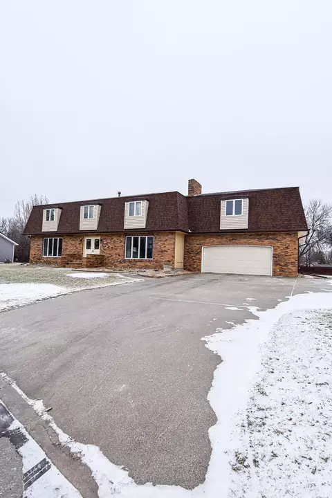 832 Alice Dr, Thief River Falls, MN 56701