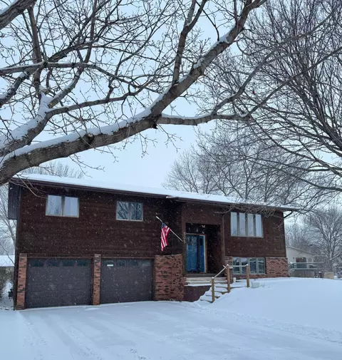 505 Garden Cir, Marshall, MN 56258