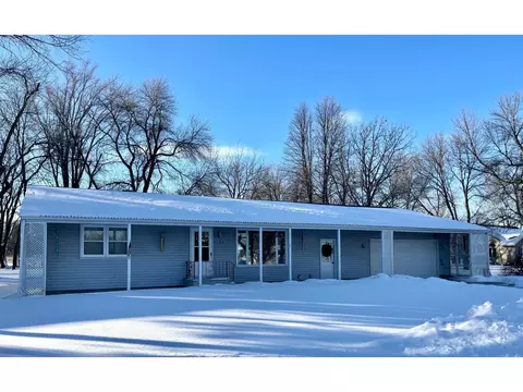 809 N 3rd St N, Tracy, MN 56175