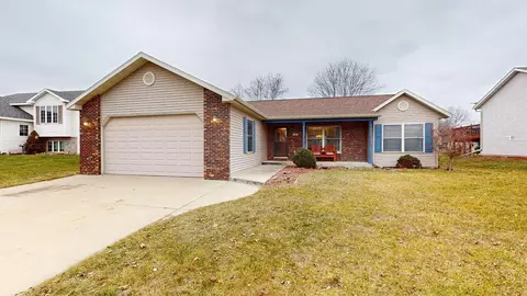 806 Rodeo Dr SE, Pine Island, MN 55963