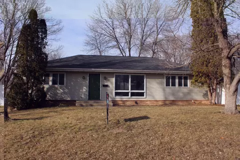 915 Taylor Ave N, Glencoe, MN 55336