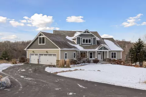 312 Meadow Ridge Ct, Hudson, WI 54016