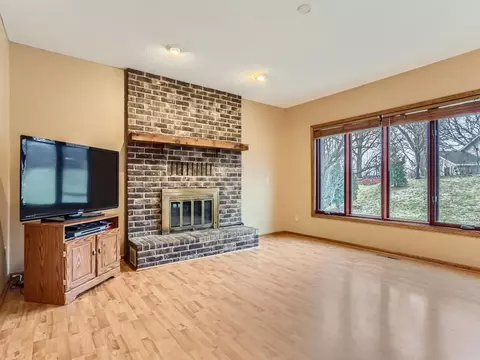 911 Park Knoll Dr, Eagan, MN 55123 photo 5